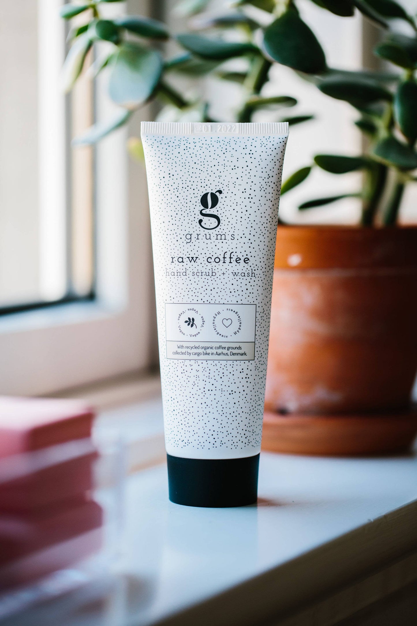 Raw coffee hand scrub + wash (120 ml.) - from coffee grounds