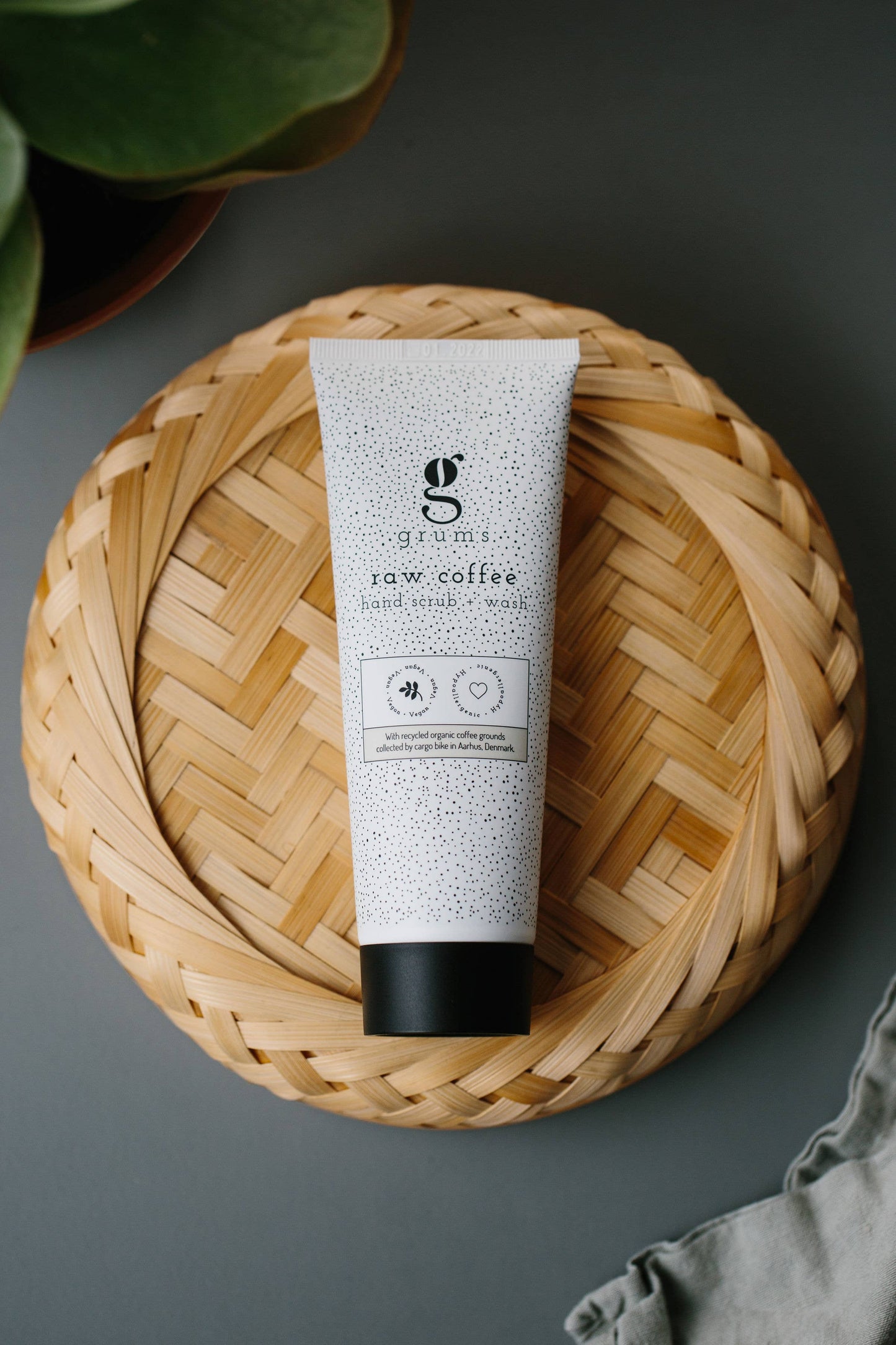 Raw coffee hand scrub + wash (120 ml.) - from coffee grounds