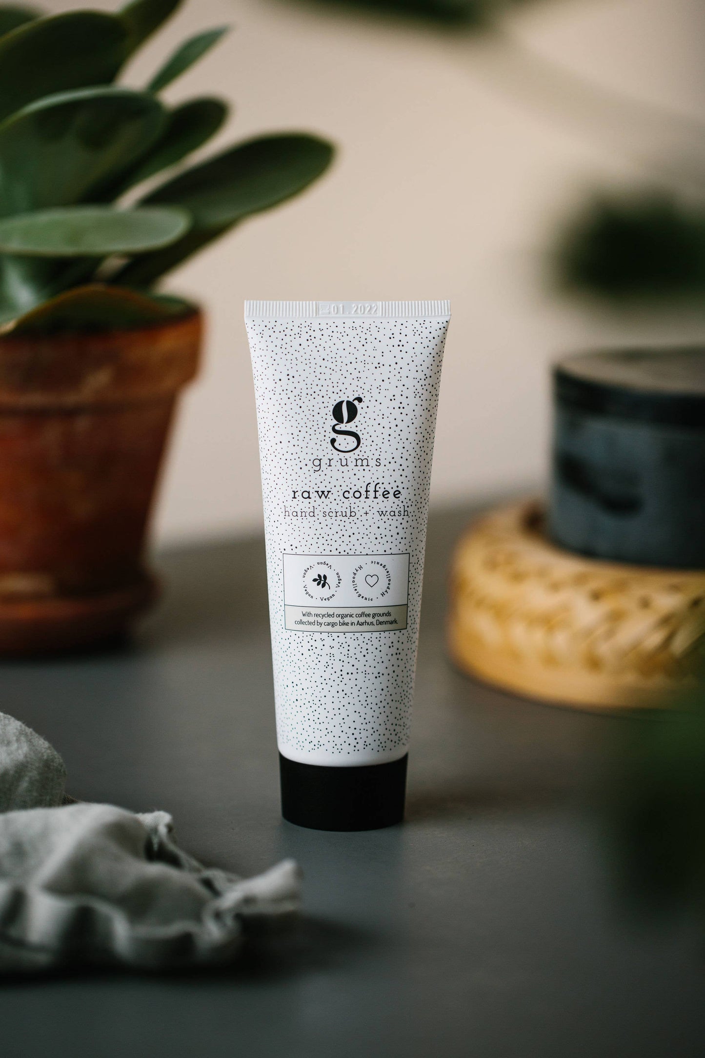 Raw coffee hand scrub + wash (120 ml.) - from coffee grounds